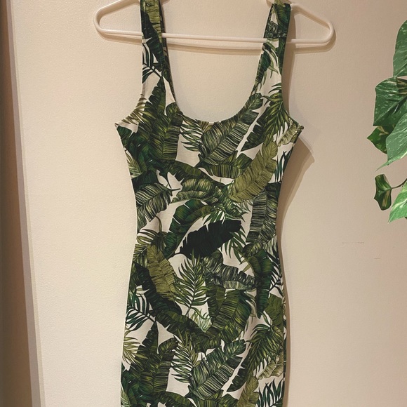 NWOT TROPICAL PRINT BODYCON MINI DRESS - Picture 1 of 3